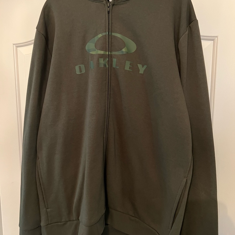 Oakley - Picture 2 of 4